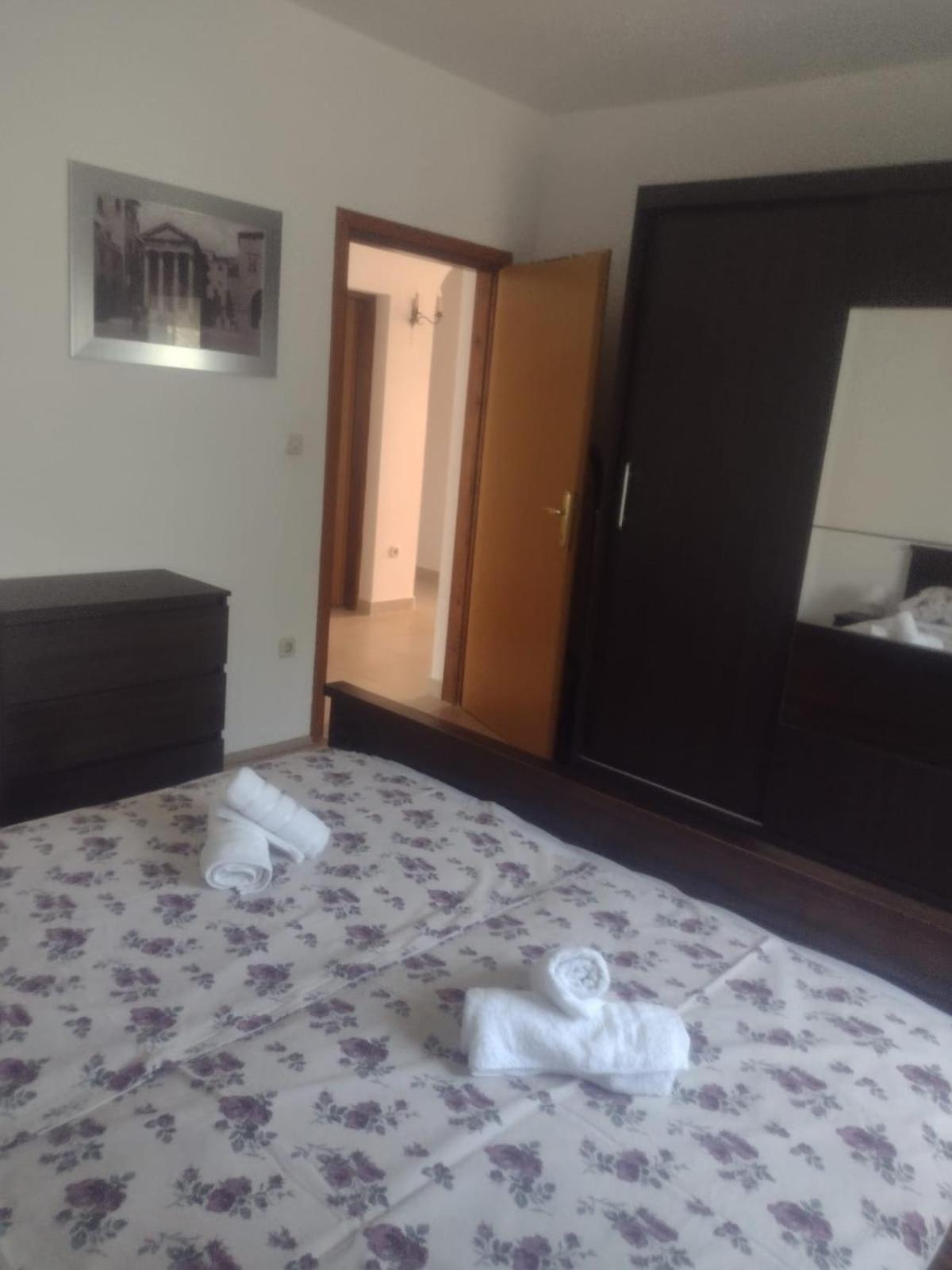 Spacious Apartment With Parking&Garden Marcana Bilik gambar