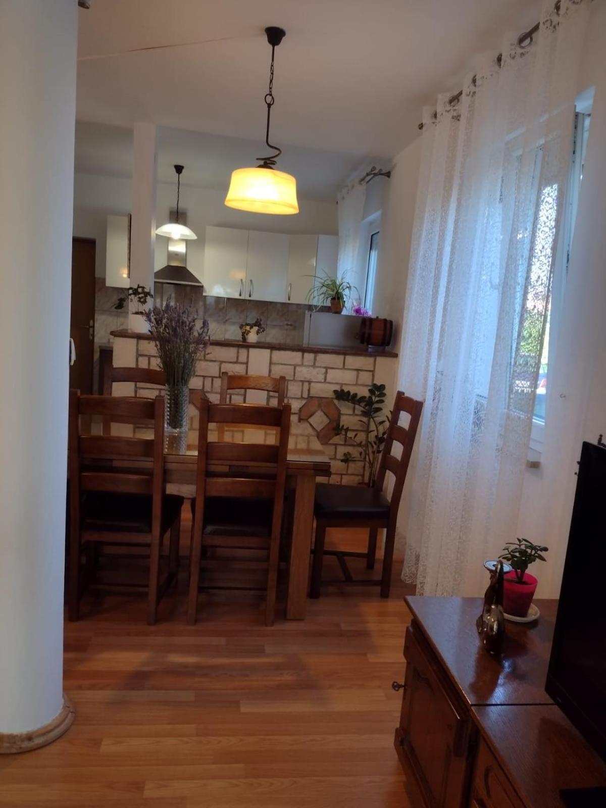 Spacious Apartment With Parking&Garden Marcana Bilik gambar